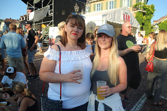 Michaela Mutter (links) und Christina Herrmann wollten lediglich den Freitagabend genießen, ohne dass sie große Reggae-Fans sind. Am ...