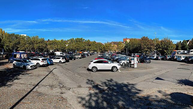 Auf dem Döbele-Parkplatz ist am Samstag ein Schaden in Höhe von 5000 Euro an einem geparkten Mercedes AMG entstanden.