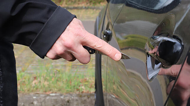 (Symbolbild) Innerhalb weniger Tage haben sich Unbekannte in Konstanz an mehreren Autos zu schaffen gemacht. Die Polizei sucht nach Zeugen.
