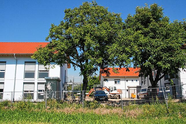 Die Unterkunft für Geflüchtete – hier auf dem Areal Bahnhöfle Welschingen – belastet sowohl durch Miet-, als auch ...