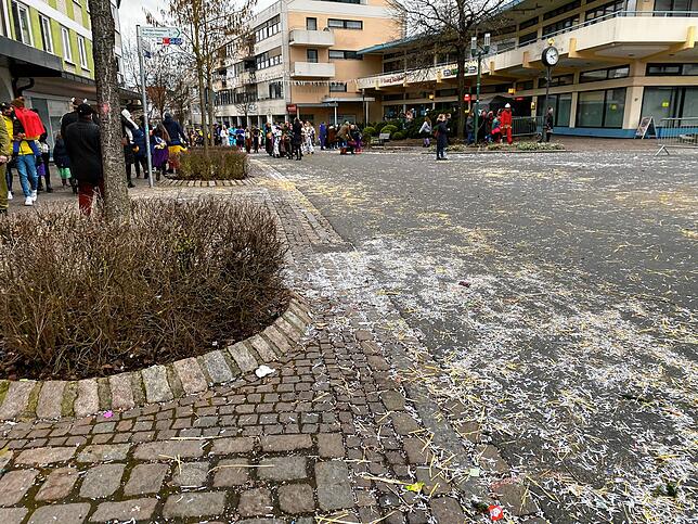 Nach dem Umzug am Sonntag: Die Stadt ist übersät mit Stroh und Konfetti.