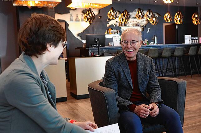 Karl-Rudolf Korte und Redakteurin Angelika Wohlfrom beim Gespräch in der Lobby des Harbr-Hotels in Konstanz.
