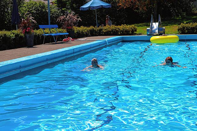 Das Freibad in Hubertshofen lädt zu einer erfrischenden Auszeit ein. Das Bild wurde im August 2022 aufgenommen.