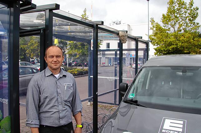 Andreas Schönauer, Geschäftsführer des Edekas in der Niederwiesenstraße in Villingen hat den Platz vor dem Nest der Mittleren Wespe mit ...