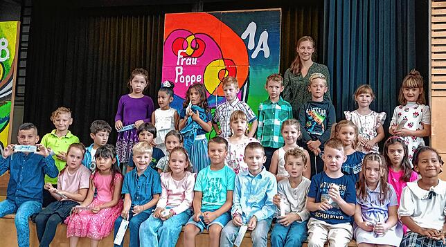 27 Jungen und Mädchen wurden in die Klasse 1a der Grundschule Erzingen eingeschult. Klassenlehrerin ist Tina Poppe.