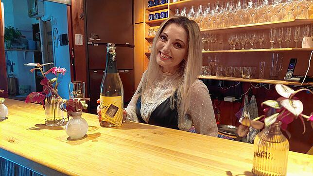 Hinter der Theke fühlt die Wirtin sich wohl – dass sie nun auch selbst Speisen zubereitet, ist dagegen neu für sie. Vorgänger ...