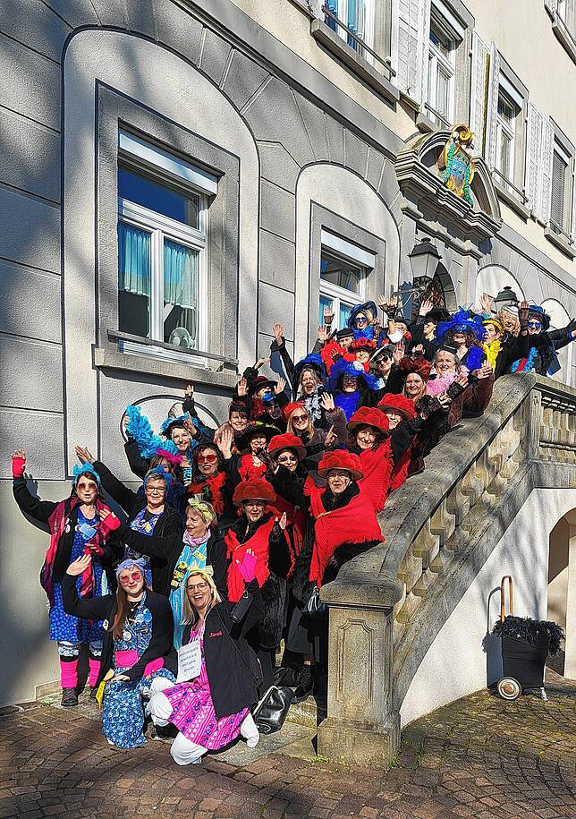 Bild 3: Wiiberrätschede 2025: Im Rathaus feiern die Wehrer Wiiber wild