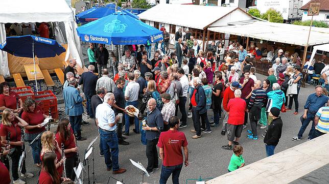 Schnell füllt sich beim traditionellen Fassanstich zum Aasener Dorffest am Samstagnachmittag der Rathausplatz mit zahlreichen Besuchern ...