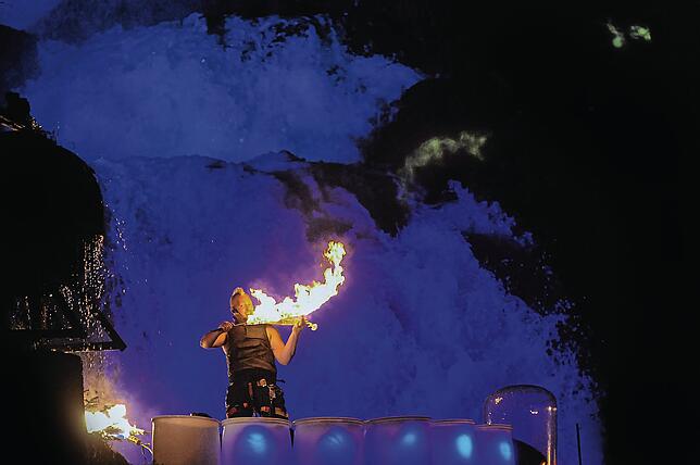 Hannes Schwarz liebt das Spektakel. Er speit Flammen (oben) oder spielt seine brennende Geige mitten auf dem Triberger Wasserfall (unten).