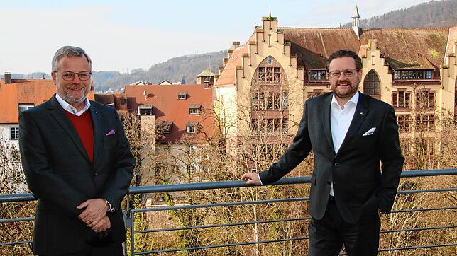 Zufrieden mit dem Geschäftsjahr 2020 unter Corona-Bedingungen: Klaus-Dieter Ritz, Vorstandsvorsitzender der Volksbank Hochrhein (links), ...