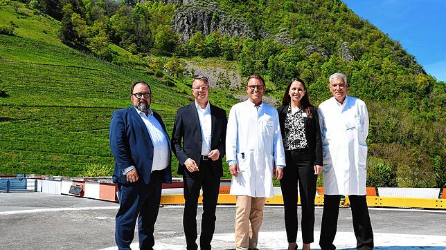 Gruppenbild zum Start des neuen Neurochirurgen am Krankenhaus Singen (von links): Direktor Medizin und Pflege des Gesundheitsverbundes ...