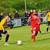 Fabian Areschenkow (rechts) hatte mit dem FC Bad Dürrheim im Nachholspiel gegen Tobias Kienzler und den FC Gutmadingen das Nachsehen.