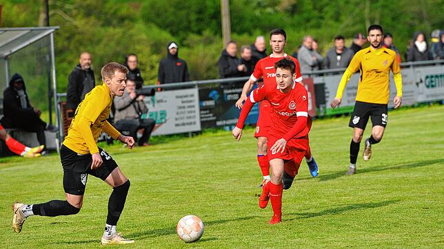 Fabian Areschenkow (rechts) hatte mit dem FC Bad Dürrheim im Nachholspiel gegen Tobias Kienzler und den FC Gutmadingen das Nachsehen.