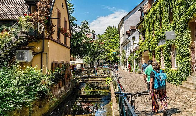 Auch Freiburgs Altstadt ist ein Besuch wert. Durch die vielen kleinen Gässchen schlängeln sich die „Bächle“, für die Freiburg unter ...