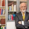 Detlef Kröger arbeitet als Jurist in Illertissen. Die Aufnahme entstand in seiner Kanzlei.
