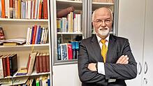 Detlef Kröger arbeitet als Jurist in Illertissen. Die Aufnahme entstand in seiner Kanzlei.