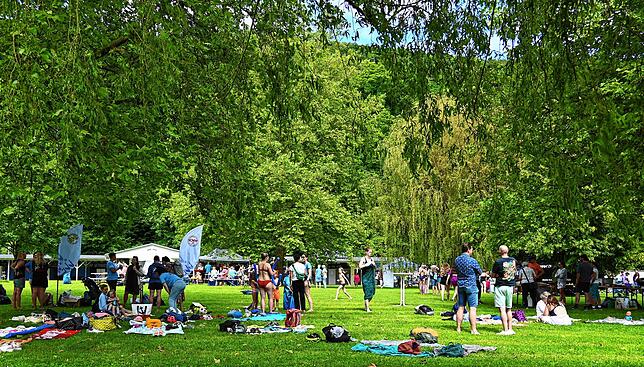 Frohes Treiben herrschte während der Geburtstagsparty im Waldshuter Freibad. Knapp 1000 Besucher ließen sich auf dem am Rhein gelegenen ...