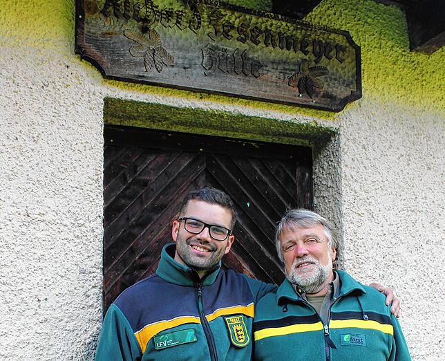 Simon und Hans-Peter Fesenmeyer vor dem Eingang der Richard-Fesenmeyer-Hütte.