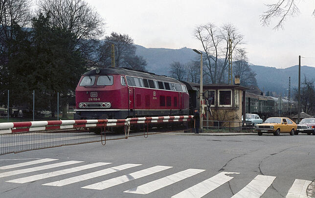 Bahnübergang Baslerstraße in den 70er Jahren. Wie auf dem Bild ersichtlich, gibt es auch noch einen Zebrastreifen.