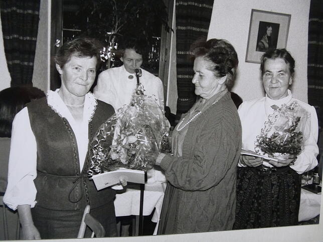 Im Rahmen des 40-Jährigen im Jahr 1989 ehrt hier die damalige Vorsitzende Gisela Grieshaber (am Rednerpult) die Gründungsmitglieder Irma ...