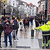 Zwei Verkehrskadetten aus Konstanz in leuchtend gelber Warnkleidung sorgen am neuen Singener Busbahnhof dafür, dass die Passanten sicher ...