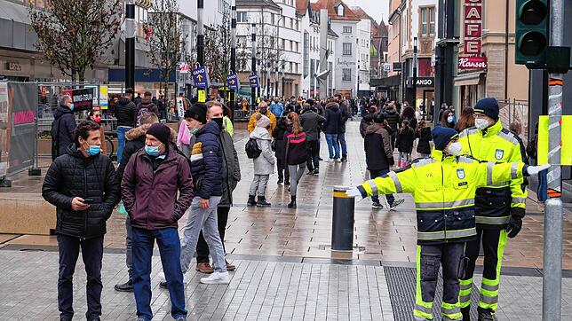 Zwei Verkehrskadetten aus Konstanz in leuchtend gelber Warnkleidung sorgen am neuen Singener Busbahnhof dafür, dass die Passanten sicher ...