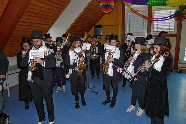 Der Musikverein Homberg-Limpach begeht in diesem Jahr sein 100-jähriges Bestehen und alle Musikanten haben sich als Jopi Heesters gewandet.