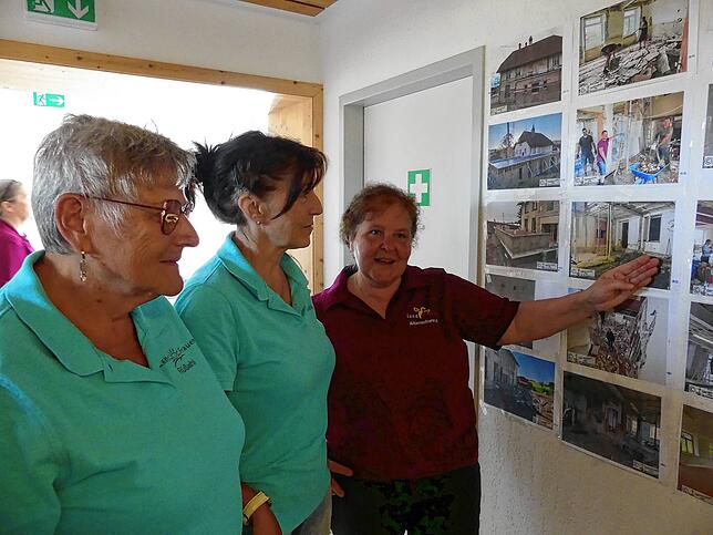 Auf einer großen Tafel haben die Landfrauen Altenschwand den bisherigen Verlauf des Umbaus der alten Schule in Altenschwand dargestellt. ...