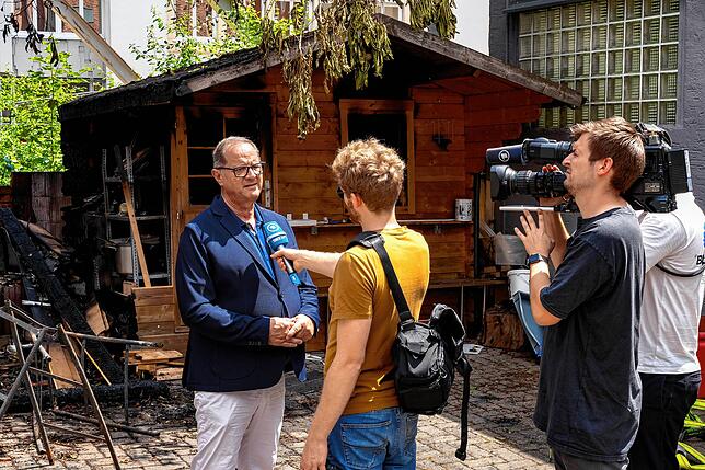 Villingens Oberbürgermeister Jürgen Roth (links) mit Medienvertretern am Ort des Brandgeschehens in der Innenstadt. Roth leitet den ...