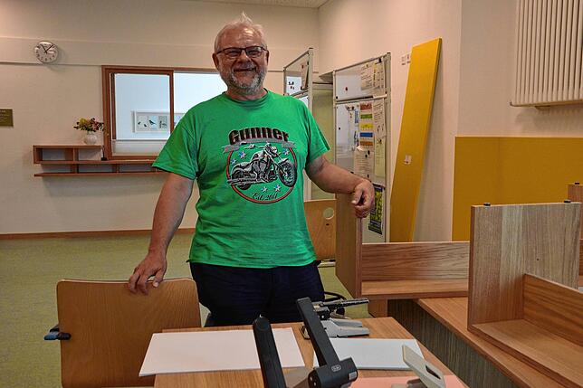 Ganz entspannt zeigt sich Grundschulrektor Andreas Geiger während der Sanierungszeit der Grundschule, hier im September 2024.