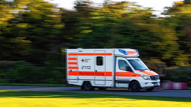Bild : Radfahrer bei Sturz lebensbedrohlich verletzt