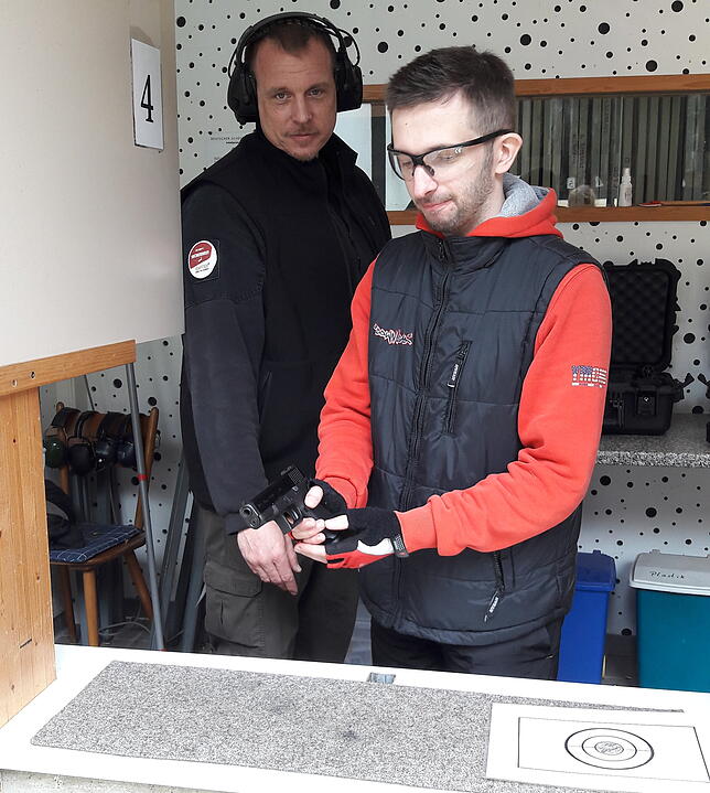 Umgang mit der Waffe: Sven Wassenberg (links) und Lehrgangsteilnehmer Artur auf dem Schießstand in Bad Säckingen.