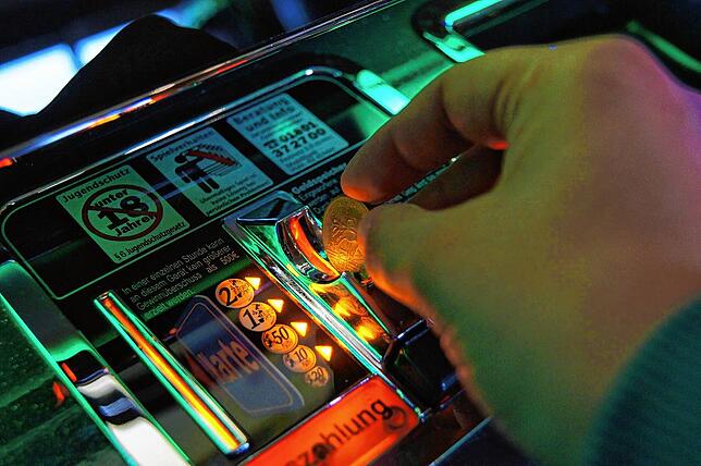 Einwurf von Münzen in einen Spielautomaten am Hochrhein (Symbolbild).