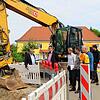 An der Baustelle erläutert Jörg-Arne Bias, Leiter der Stadtwerke, den Teilnehmern der Pressekonferenz den aktuellen Stand. Ihm hören ...