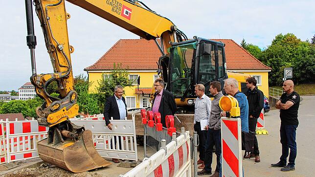 An der Baustelle erläutert Jörg-Arne Bias, Leiter der Stadtwerke, den Teilnehmern der Pressekonferenz den aktuellen Stand. Ihm hören ...