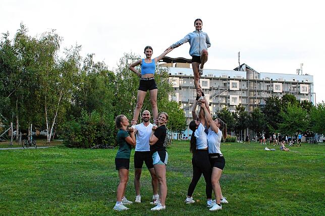 Für die Parrots Cheerleader ist die schöne, ebene Wiese ideal, um im Sommer neue Hebefiguren zu trainieren.