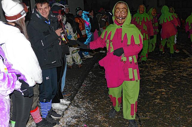 Bild 19: Riedböhringen ist ab sofort in Narrenhand. Nachtumzug eröffnet dreitägiges Narrentreffen.