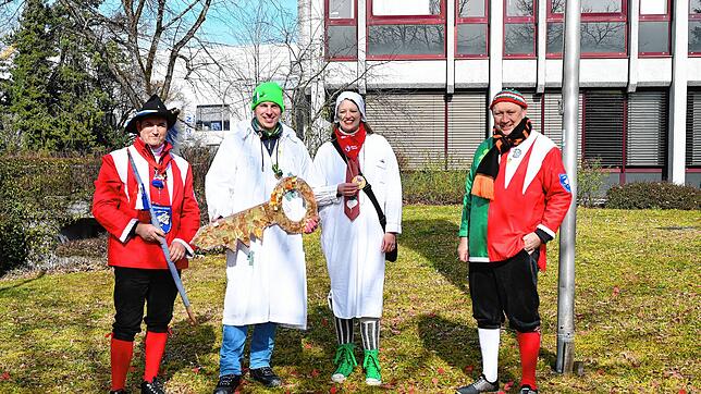 Die Präsidenten der Narrenvereine bei der gemeinsamen Entmachtung des Bürgermeisters am Schmutzigen Dunschtdig 2022 (von links): Klaus ...