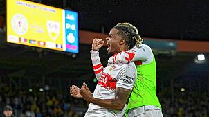 Lorenz Assignon (VfB Stuttgart) jubelt nach seinem Elfmeter im Elfmeterschießen.