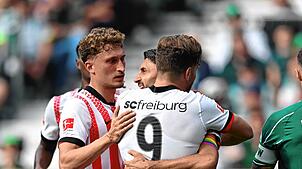 Vincenzo Grifo jubelt mit Lucas Höler und Lukas Kübler über sein Elfmeter Tor zum 0:1.