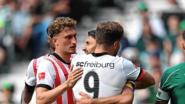 Vincenzo Grifo jubelt mit Lucas Höler und Lukas Kübler über sein Elfmeter Tor zum 0:1.
