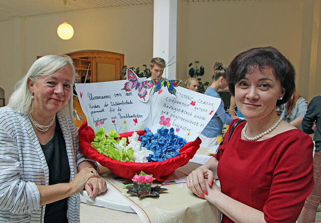 Kinder der Waldorfschule haben Samen von bunten Blütenpflanzen für die Angehörigen aus Baschkortostan liebevoll verpackt. Daniela ...