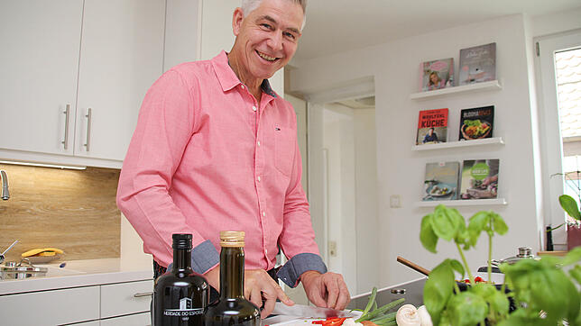 Beim Fototermin wird in Richard Hilbles Küche in Markdorf ein Pastagericht mit Shrimps zubereitet. In der Sendung „Das perfekte Dinner“ ...