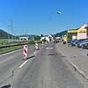 Für 1,2 Millionen Euro saniert der Bund den Straßenbelag der Bundesstraße 311 in der Immendinger Ortsdurchfahrt. Hier fließt der Verkehr ...