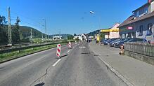 Für 1,2 Millionen Euro saniert der Bund den Straßenbelag der Bundesstraße 311 in der Immendinger Ortsdurchfahrt. Hier fließt der Verkehr ...
