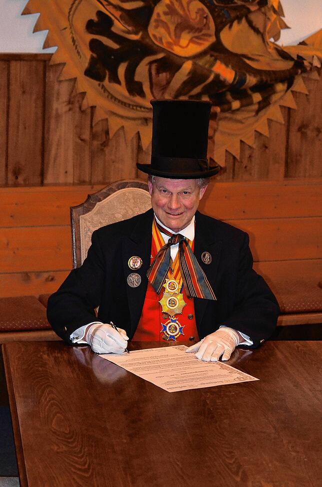 Narrenvater Thomas Pross in der Zunftstube der Narrenzunft. Die närrische Amtshandlung war der einzige Anlass in dieser Fastnacht, ins ...