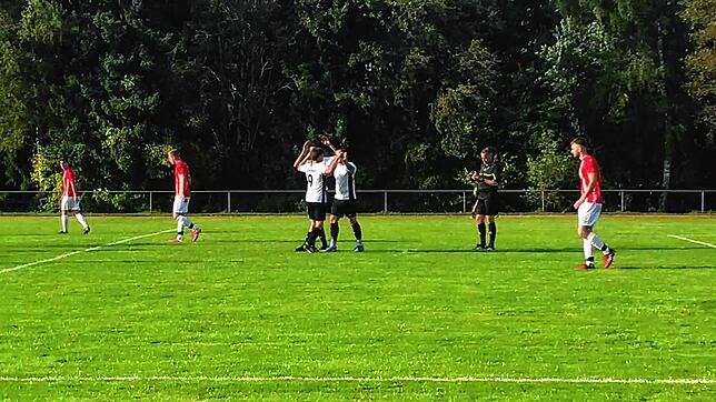 Jubel bei der SG Dauchingen/Weilersbach nach dem verwandelten Strafstoß zum 1:0-Siegtreffer