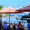 Direkt am See ist der Beach Club gelegen, auch direkt am Wasser kann gegessen und getrunken werden.