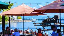 Direkt am See ist der Beach Club gelegen, auch direkt am Wasser kann gegessen und getrunken werden.