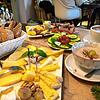 SÜDKURIER-Frühstückstest im &bdquo;Fachwerk 11&ldquo; in Salem-Stefansfeld. Auf dem Tisch stehen unter anderem ein fleischiges und ein ...